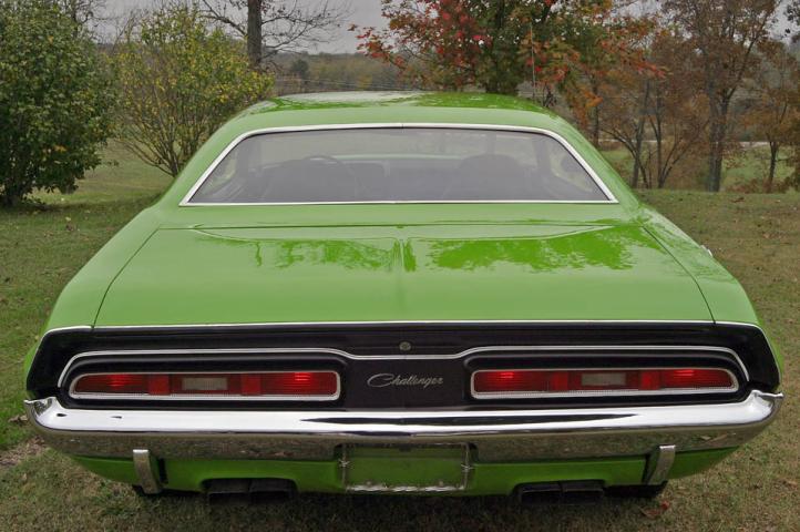 1971 dodge challenger rt 440 back